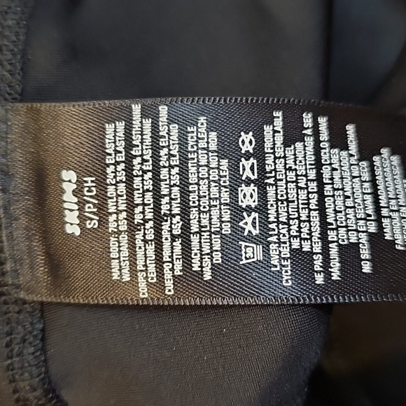 SKIMS Black Performance Leggings - Picture 7 of 7